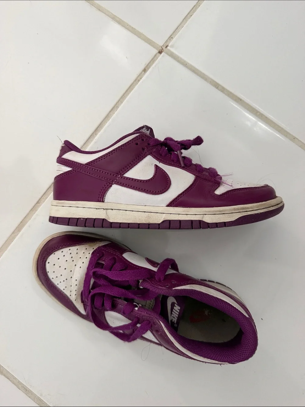 Nike Kids Low-Top Sneakers in Purple and White